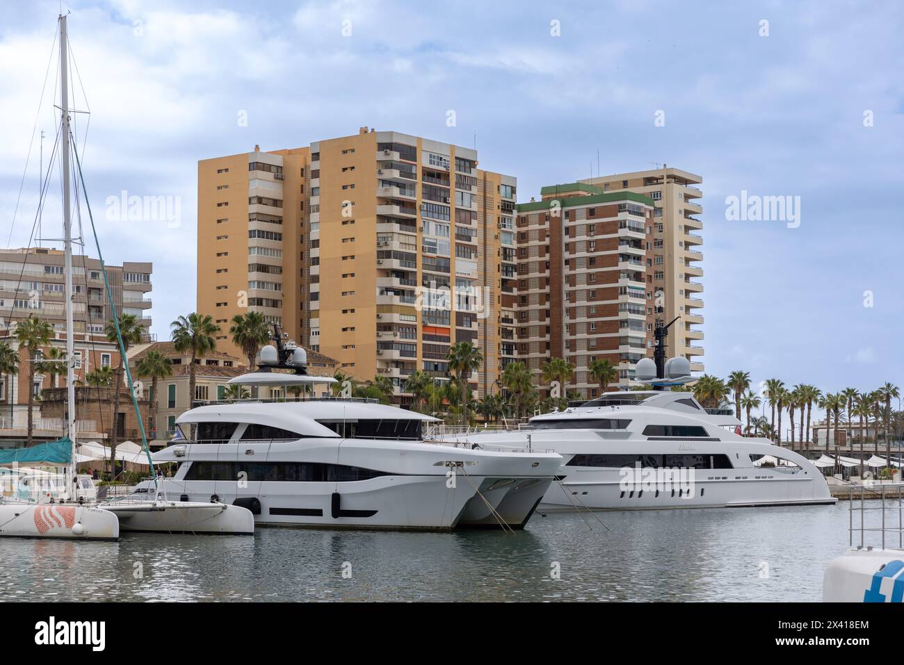 Gli yacht ormeggiati nel porto di Malaga in un giorno di primavera Foto Stock