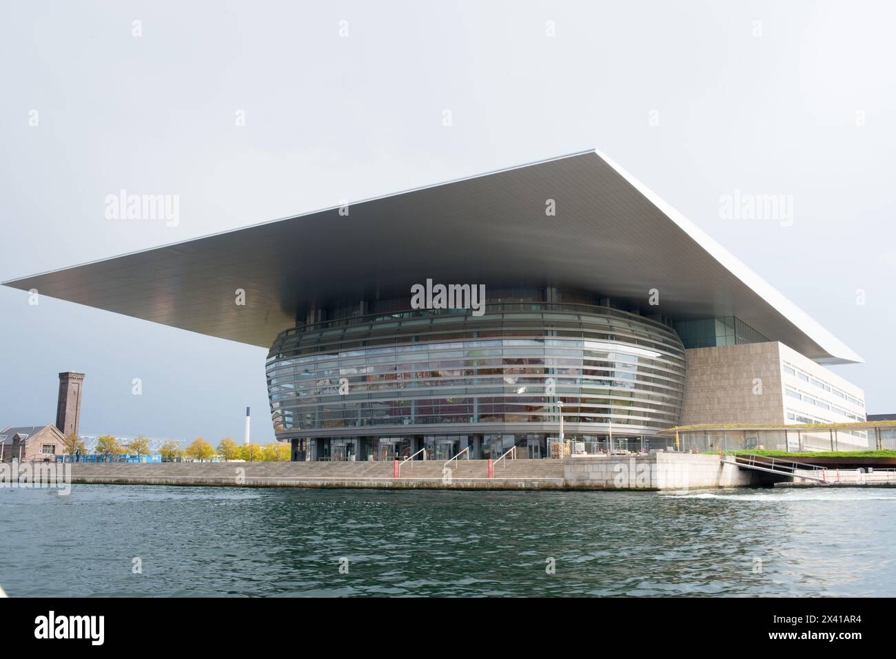 Copenhagen Opera House in Danimarca . Foto da una barca Foto Stock