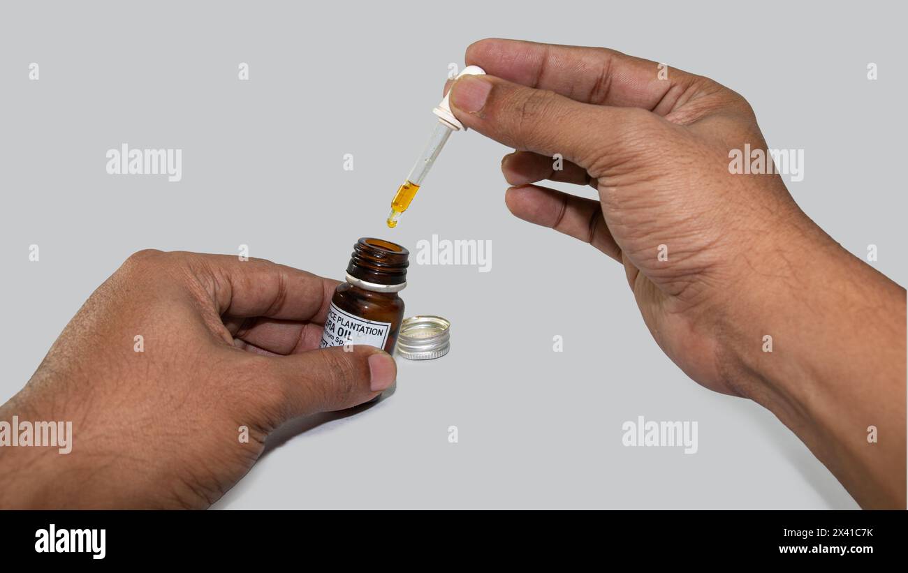 Olio essenziale di Mogra o di gelsomino arabo o di sambaco di Jasminum in bottiglia di vetro. Utilizzato per Pooja, trattamenti di bellezza e come rinfresco in camera fragrante. Foto Stock