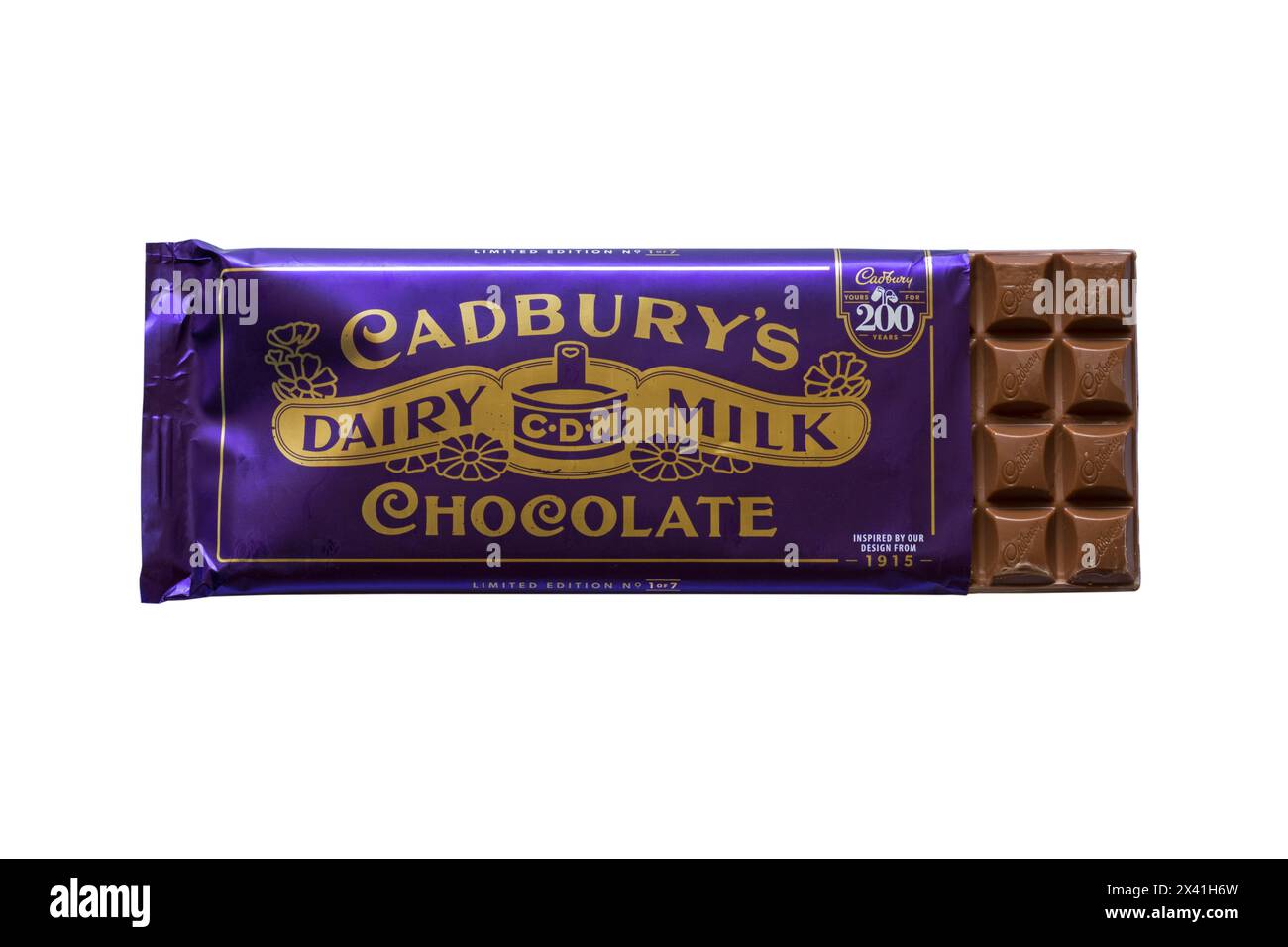 Bar del cioccolato al latte di Cadbury's Dairy Milk Milk Chocolate isolato su sfondo bianco - 1915 Cadbury Dairy Milk Milk Chocolate Limited Edition 200 Year bar Foto Stock