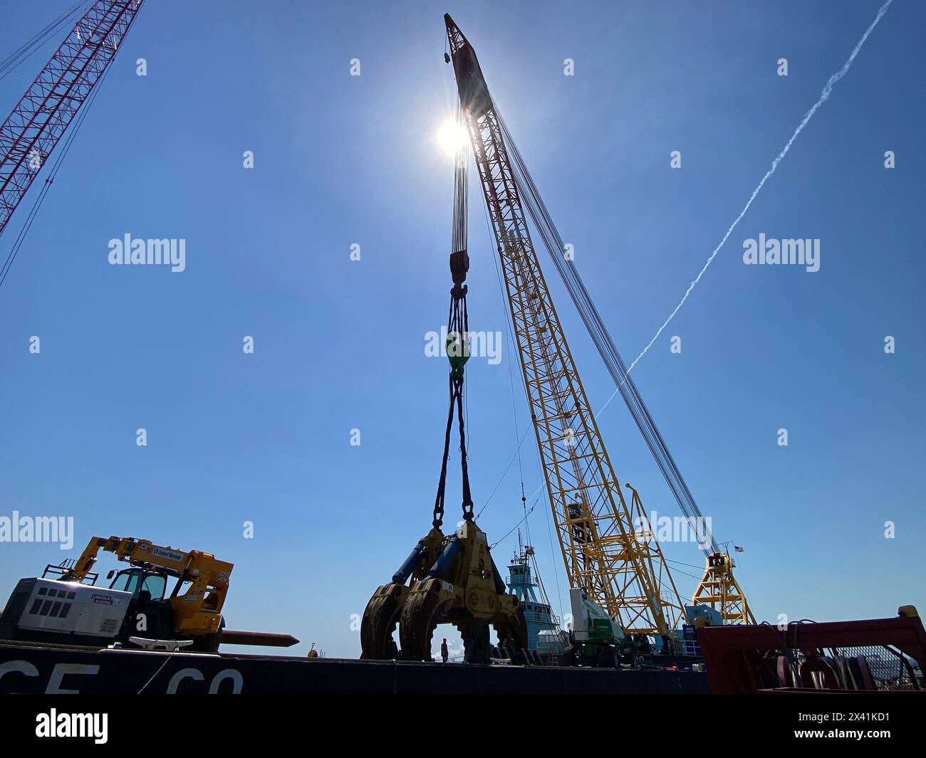 Dundalk, Stati Uniti d'America. 28 aprile 2024. Dundalk, Stati Uniti d'America. 28 aprile 2024. Gli equipaggi di salvataggio preparano il gancio idraulico di salvataggio per impieghi pesanti HSWC500-1000 attaccato alla massiccia nave della gru Chesapeake 1000 mentre i lavori continuano a sgombrare il relitto del Francis Scott Key Bridge, crollato 28 aprile 2024, vicino a Dundalk, Maryland. Il ponte è stato colpito dalla nave container MV Dali da 984 piedi il 26 marzo e crollò uccidendo sei lavoratori. Crediti: Bobby Petty/U.S. Army Corps of Engineers/Alamy Live News Foto Stock