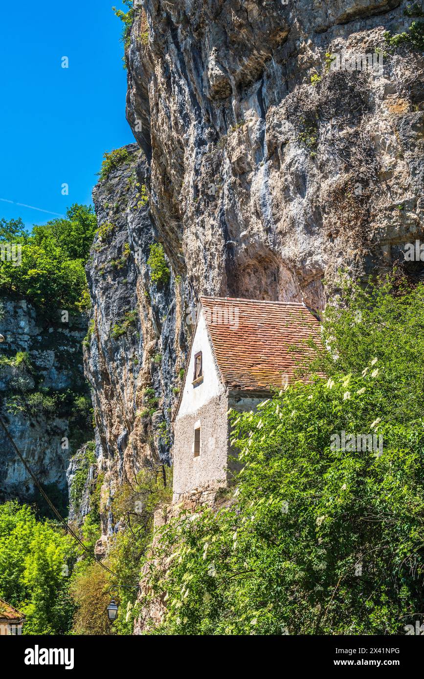 Francia, Occitanie, Quercy, Lot, Gluges Village, casa fortificata nella scogliera (Saint James Way) Foto Stock