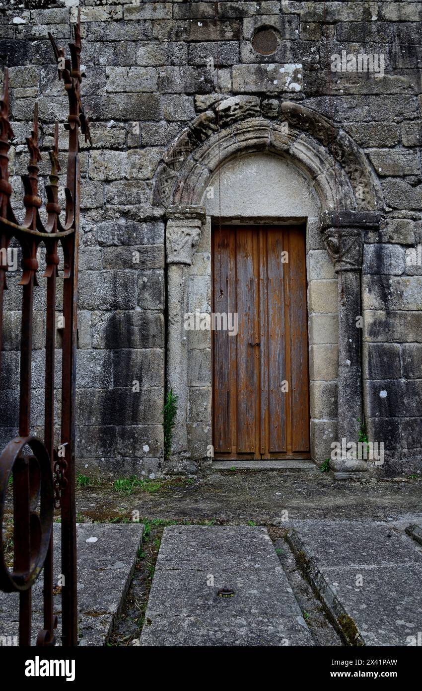 Porta della chiesa di San Cristovo di Mouricios, Chantada, Lugo, Spagna Foto Stock
