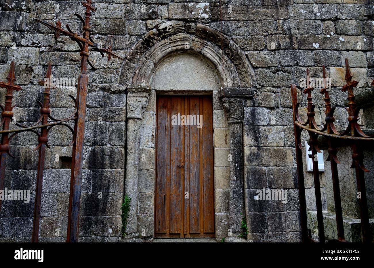 Porta della chiesa di San Cristovo di Mouricios, Chantada, Lugo, Spagna Foto Stock