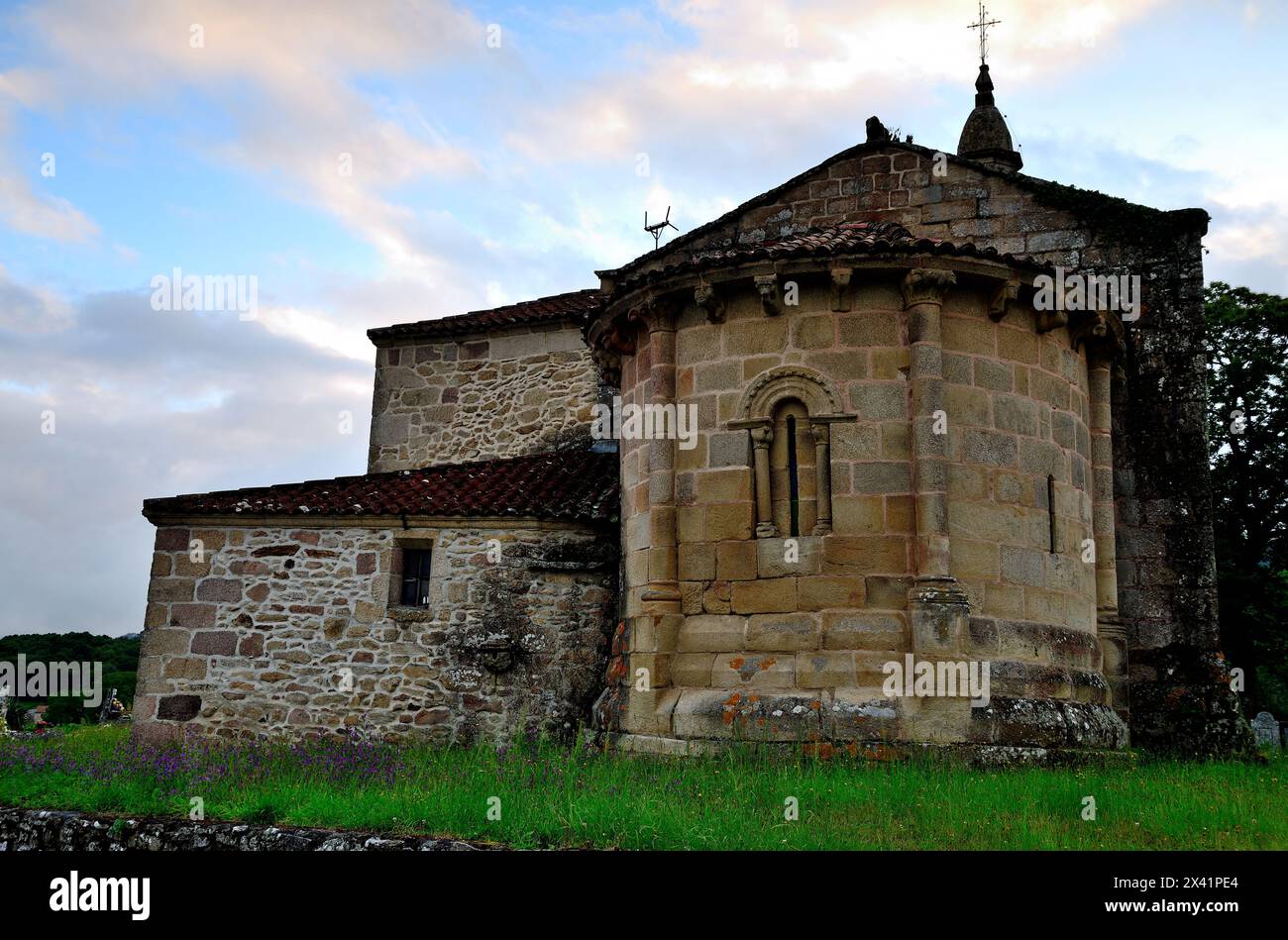 Abside della chiesa di Santiago di Requeixo, Chantada, Lugo, Spagna Foto Stock