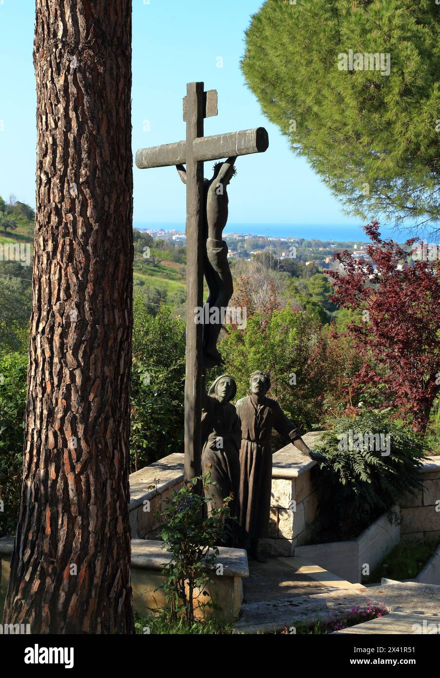 Santuario Madonna dello splendore, Giulianova, Italia. Il santuario della Madonna dello splendore. Stazioni della via Crucis, via Addolorata, via Crucis Foto Stock
