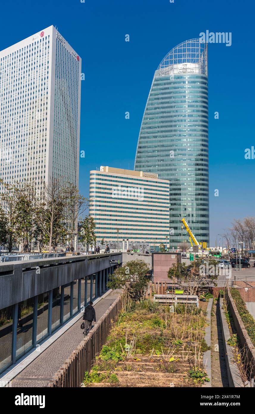 Grand Paris (la grande Parigi), quartiere direzionale la Defense, orto ai piedi del Tour Egee (sede centrale del gruppo Elior) e T1 (EN Foto Stock