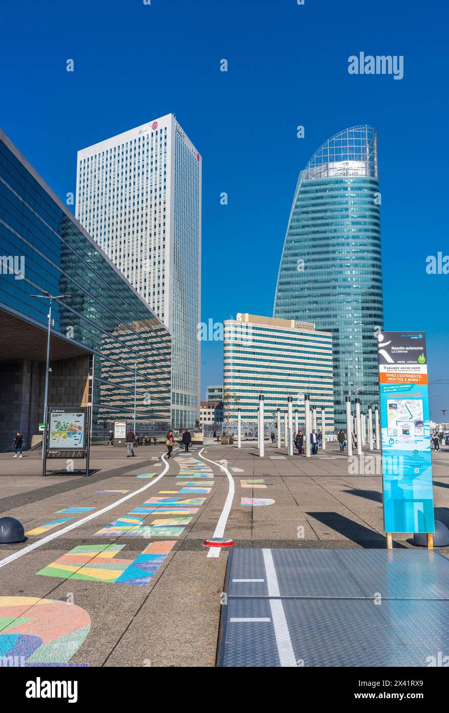 Grand Paris (Greater Paris), quartiere direzionale la Defense, Egee (sede centrale del gruppo Elior), T1 (Engie), Pullman Hotel, linea per la navetta automatica b Foto Stock