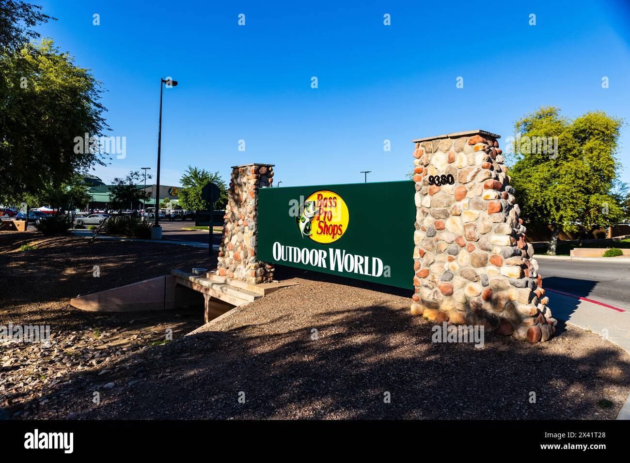 Glendale, Arizona - 7 aprile 2024: Bass Pros Shops è una catena conosciuta per i suoi grandi negozi a tema selvaggio di pesca, caccia e attrezzature all'aperto. Foto Stock