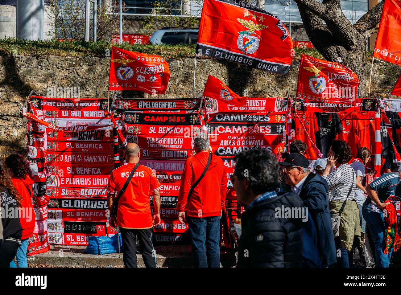 Lisbona, Portogallo - 27 aprile 2024: Un gran numero di tifosi della squadra di calcio del Benfica rivestiti di abbigliamento rosso e bianco si riuniscono sotto un cielo luminoso Foto Stock