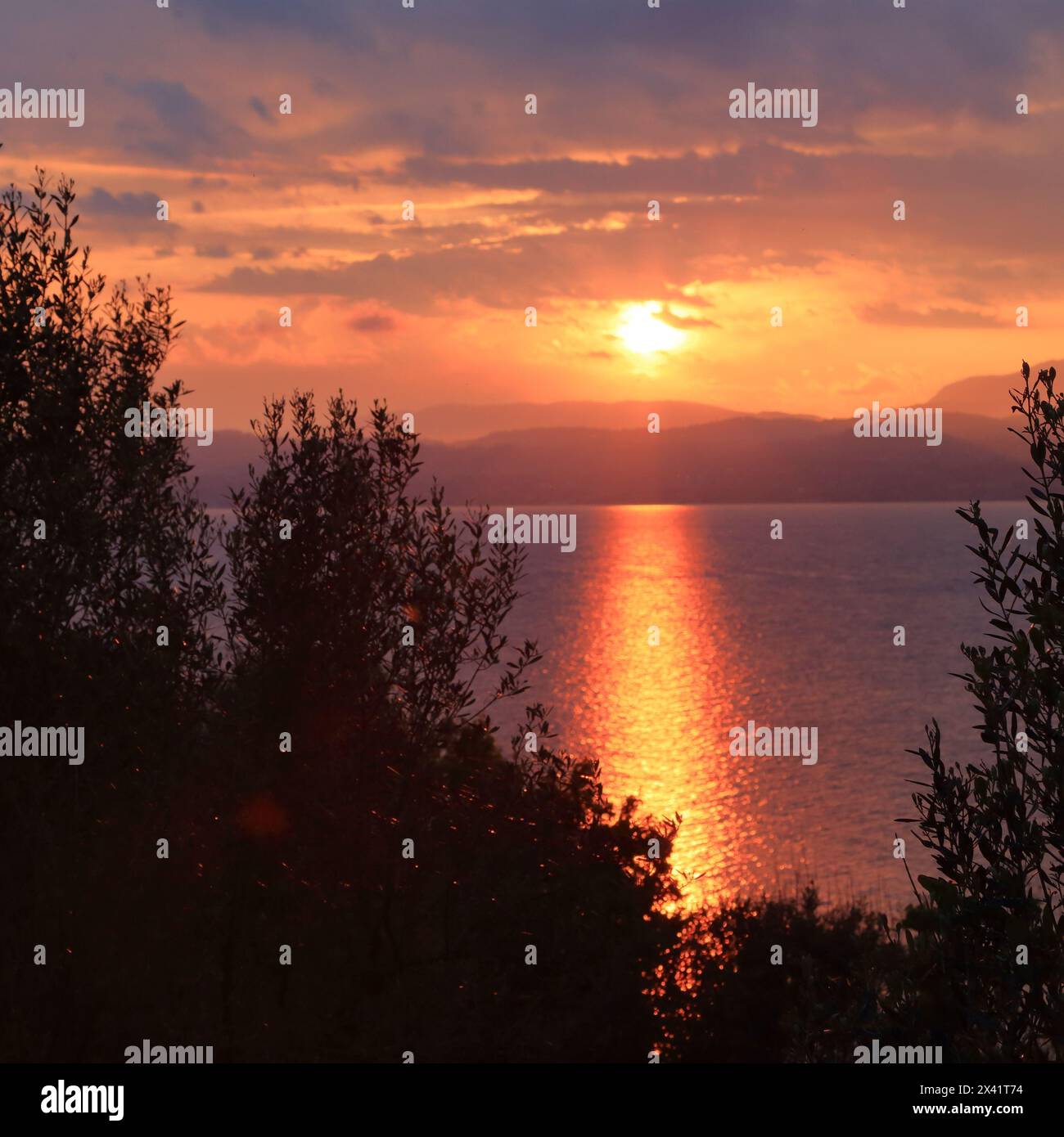Tramonto sul Lago di Garda, penisola di Sirmione, Lago di Garda, Gardasee, Italia Foto Stock