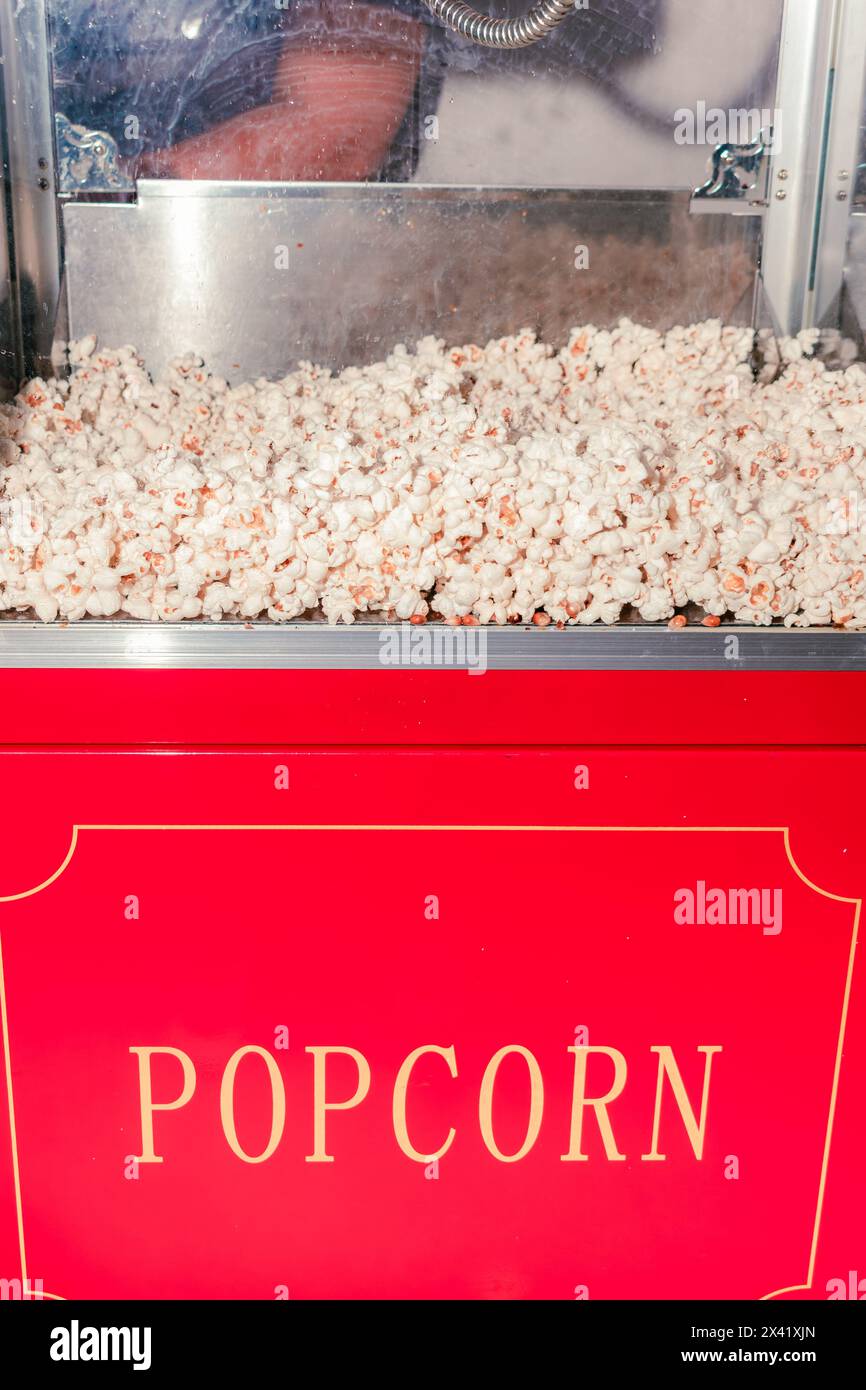 dettaglio di una macchina per popcorn automatica rossa sulla base e testo accattivante Foto Stock