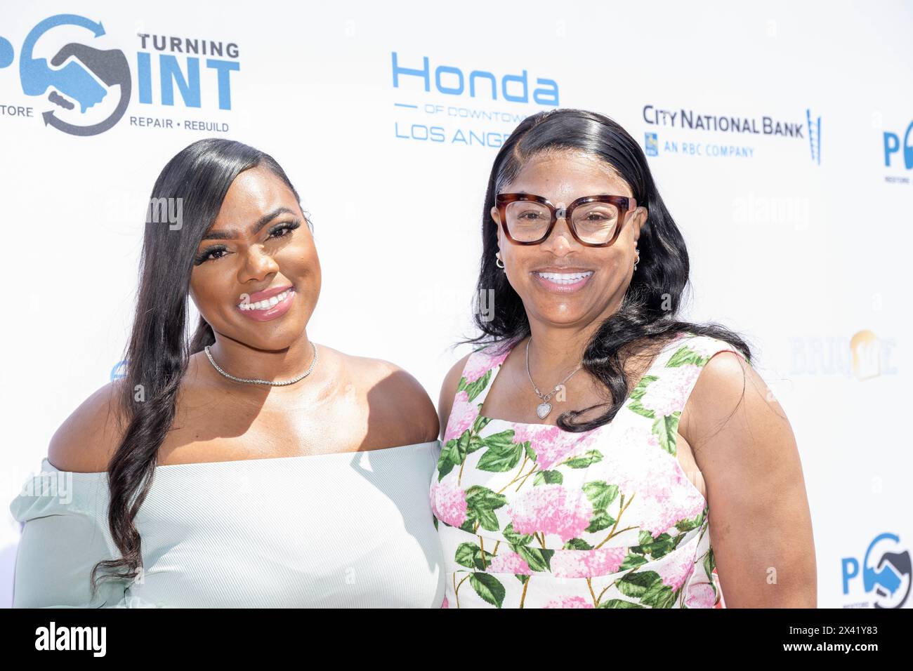 Los Angeles, Stati Uniti. 28 aprile 2024. Il direttore del programma Tanisha Merriweather, la fondatrice e direttrice esecutiva Michelle Perkins partecipa A A Day with Turning Point - "Spring into Action" Gala Community Impact Luncheon at the Guest House, Los Angeles, CA, 28 aprile 2024 Credit: Eugene Powers/Alamy Live News Foto Stock