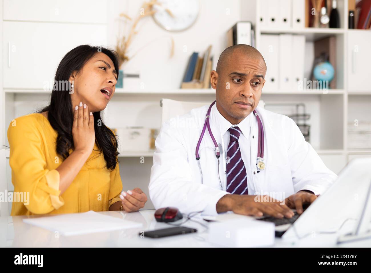 Il medico esamina il paziente con dolore acuto Foto Stock