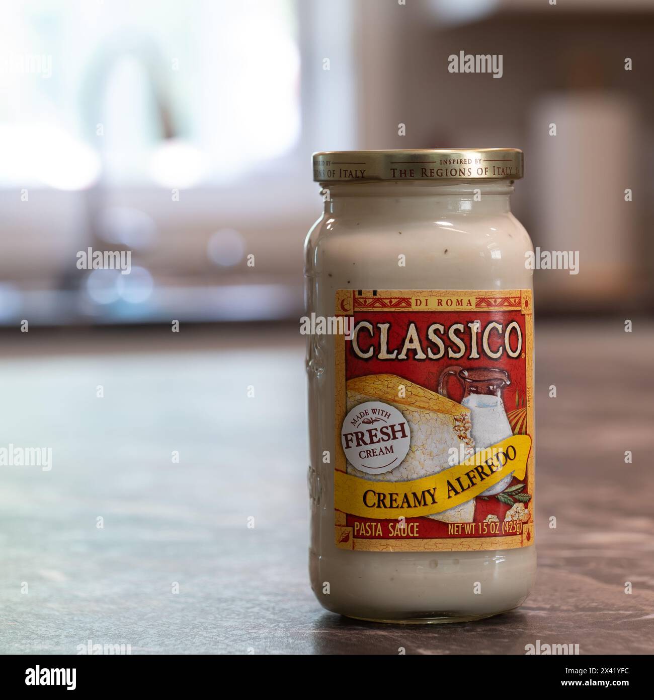 NISSWA, MN - 2 AUG 2021: Barattolo di crema alfredo marca Classico sul bancone della cucina. Preparato con panna fresca. Foto Stock