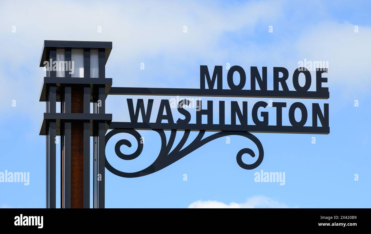 Monroe, Washington, Stati Uniti d'America - 17 aprile 2024; segnale sopraelevato per Monroe, città della contea di Snohomish, Washington Foto Stock