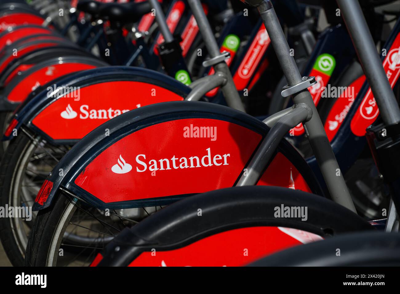 Londra, Regno Unito - 23 marzo 2024; Santander Cycles è disponibile per il noleggio a Londra con nome e logo dell'azienda Foto Stock