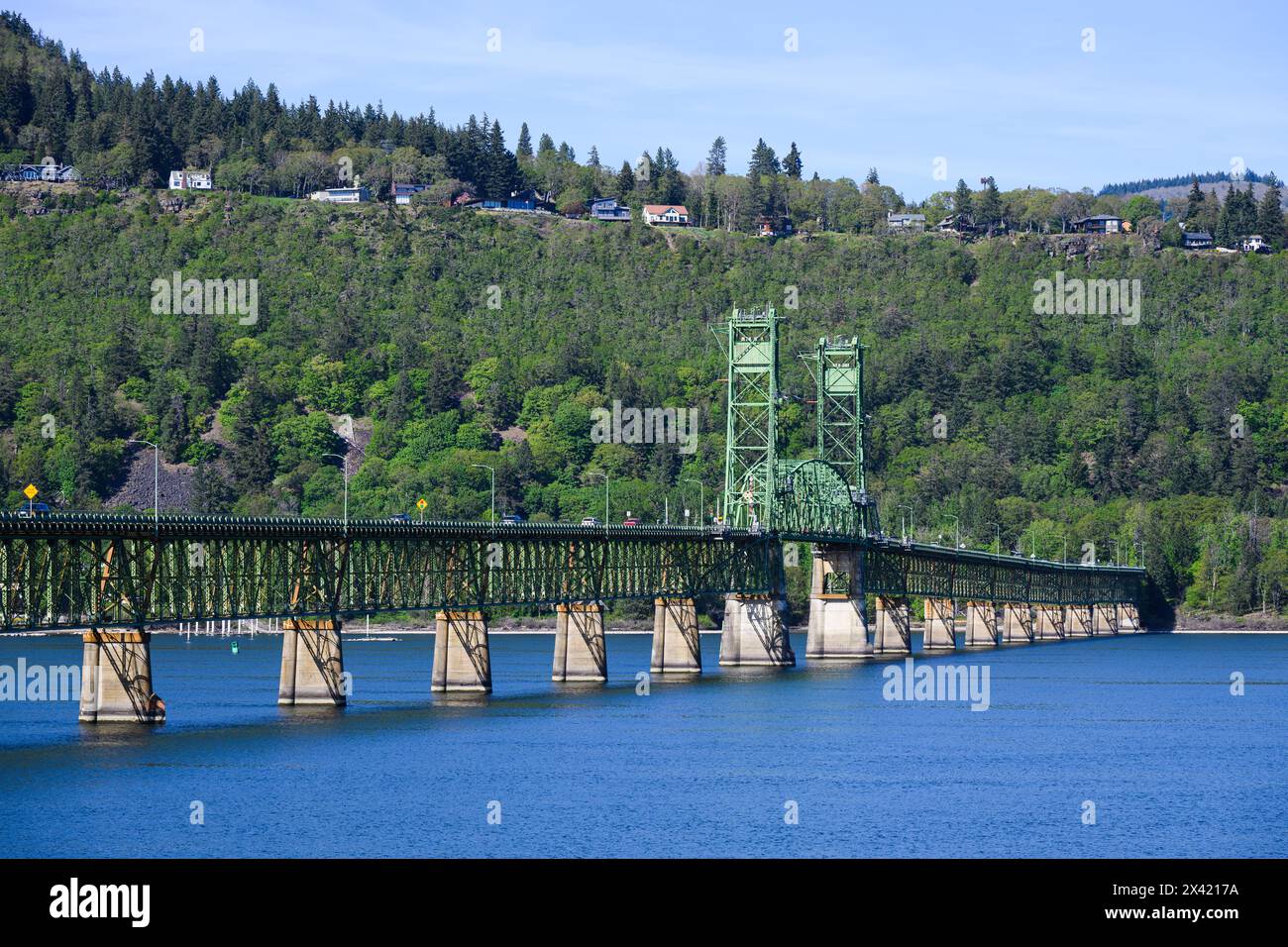 Hood River, OREGON, USA - 22 aprile 2024; ponte interstatale Hood River White Salmon che attraversa il fiume Columbia tra Oregon e Washington State Foto Stock