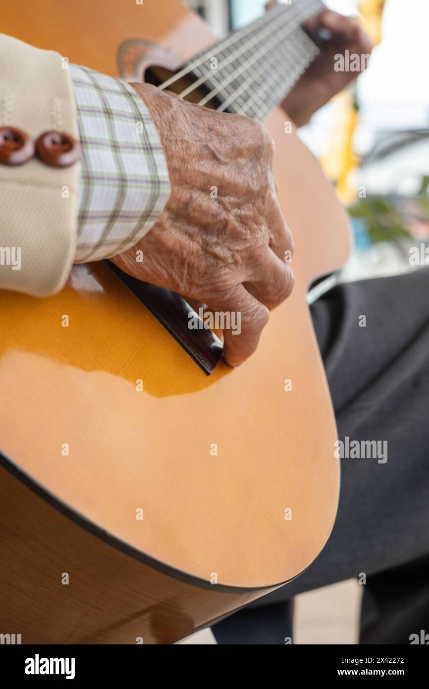 corde su chitarra classica, strumento musicale con archi, intrattenimento e musica, artista e sfondo di stile di vita Foto Stock