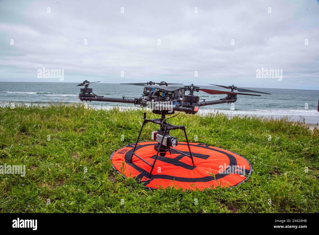 Un sistema di aeromobili senza equipaggio (UAS) dotato di un sensore LiDAR a infrarossi, o Light Detection and Ranging, è pronto per l'implementazione vicino alla baia di Monterey. L'UAS tridimensionale dotato di scansione laser supporta molteplici sforzi di ricerca da parte degli studenti della Naval Postgraduate School (NPS) per sviluppare una capacità più efficace e affidabile per stimare la batimetria nella zona di surf tumultuosa, dinamica e operativamente critica. Foto Stock