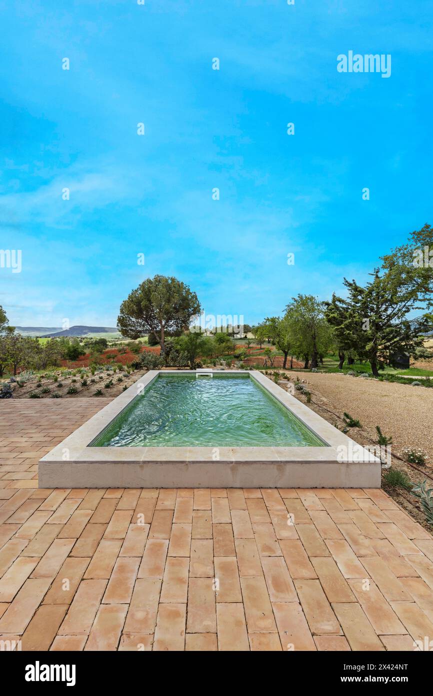 una bella piscina ricreativa ai piedi di un grande giardino con vedute spettacolari Foto Stock