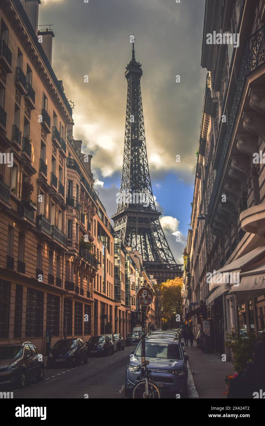 Parigi, Francia - gennaio 2024: La Torre Eiffel da una bella strada Foto Stock