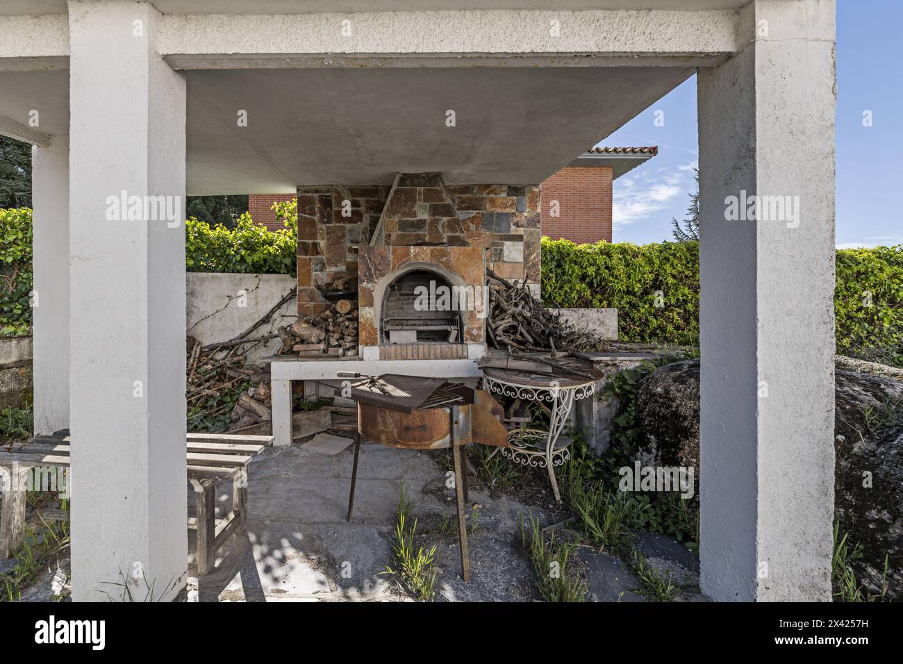 Un forno per barbecue con grill e il suo tetto Foto Stock