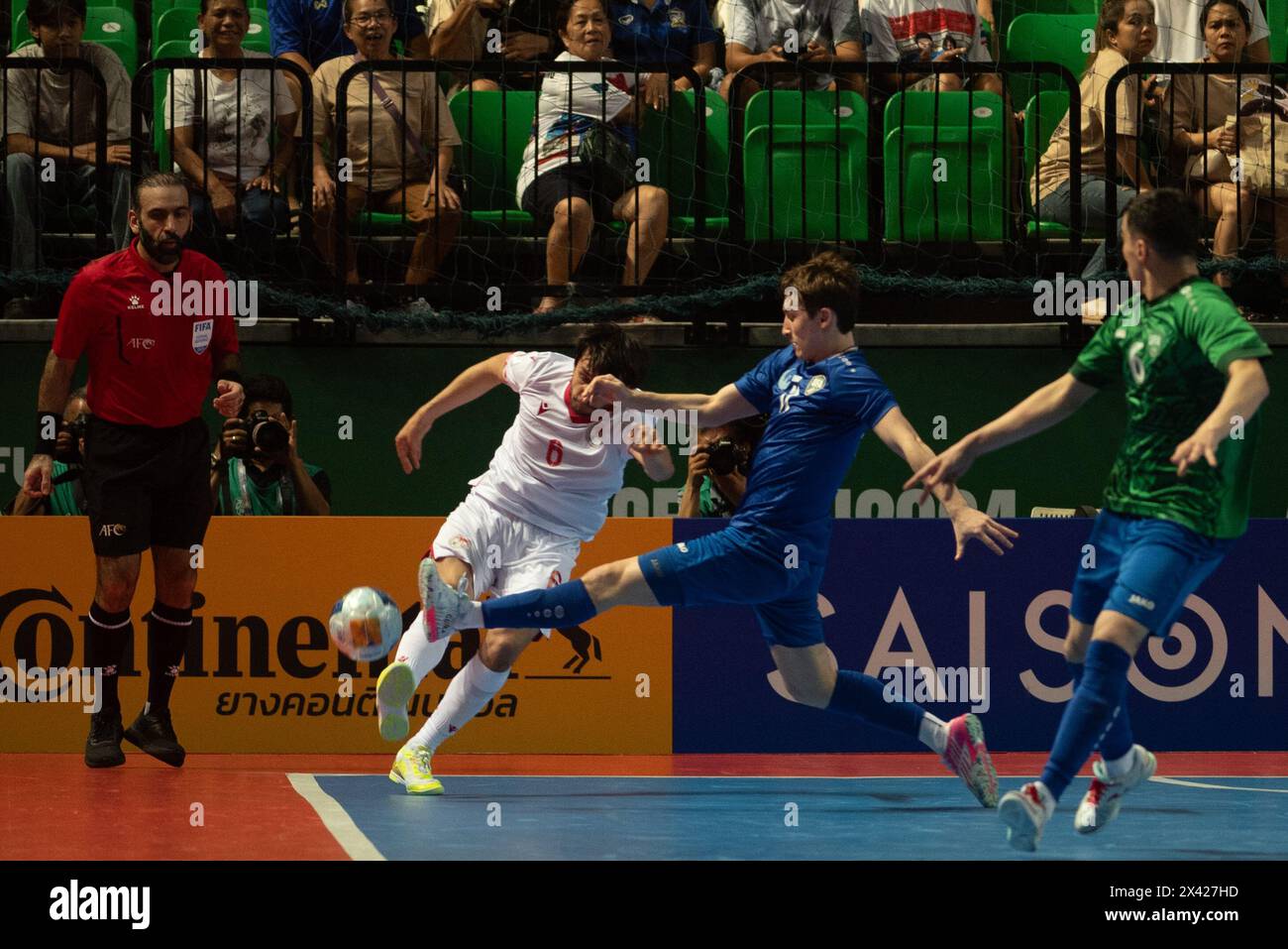 Bangkok, Bangkok, Thailandia. 28 aprile 2024. L'AFC Futsal Asian Cup Thailand 2024 3° posto di playoff, partita tra Tagikistan (divisa bianca) e Uzbekistan (divisa blu) al Bangkok Arena Indoor Stadium. Punteggio finale Tagikistan 5 - 5 Uzbekistan (Credit Image: © Teera Noisakran/Pacific Press via ZUMA Press Wire) SOLO PER USO EDITORIALE! Non per USO commerciale! Foto Stock