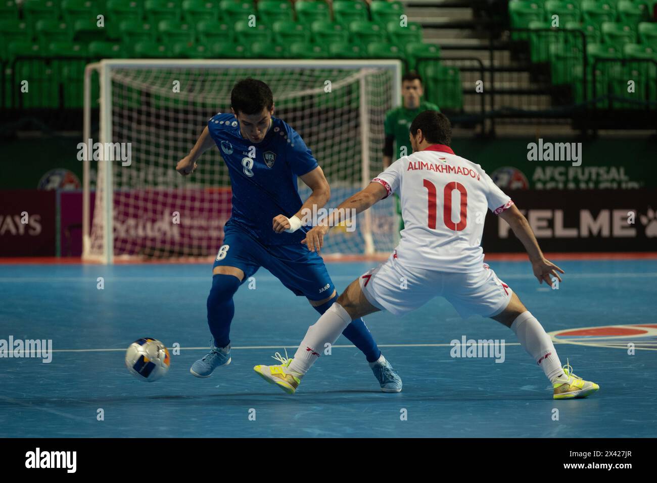 Bangkok, Bangkok, Thailandia. 28 aprile 2024. L'AFC Futsal Asian Cup Thailand 2024 3° posto di playoff, partita tra Tagikistan (divisa bianca) e Uzbekistan (divisa blu) al Bangkok Arena Indoor Stadium. Punteggio finale Tagikistan 5 - 5 Uzbekistan (Credit Image: © Teera Noisakran/Pacific Press via ZUMA Press Wire) SOLO PER USO EDITORIALE! Non per USO commerciale! Foto Stock