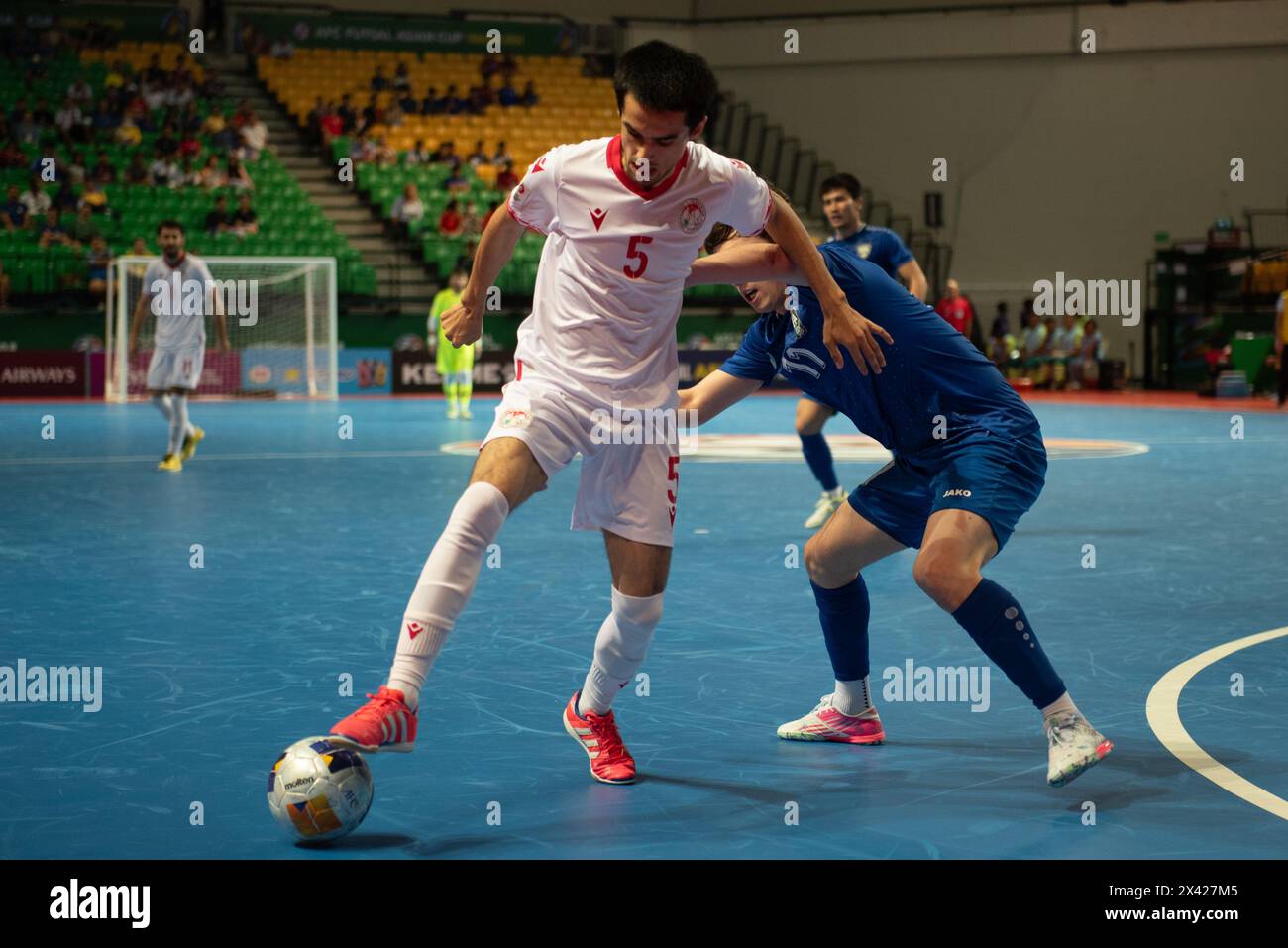 Bangkok, Bangkok, Thailandia. 28 aprile 2024. L'AFC Futsal Asian Cup Thailand 2024 3° posto di playoff, partita tra Tagikistan (divisa bianca) e Uzbekistan (divisa blu) al Bangkok Arena Indoor Stadium. Punteggio finale Tagikistan 5 - 5 Uzbekistan (Credit Image: © Teera Noisakran/Pacific Press via ZUMA Press Wire) SOLO PER USO EDITORIALE! Non per USO commerciale! Foto Stock