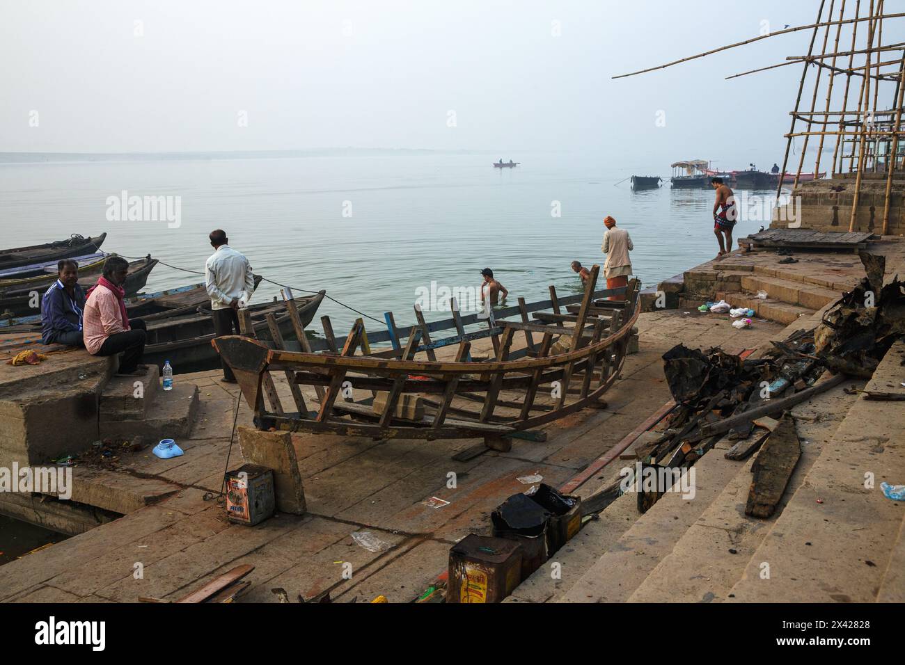 Barca in costruzione sulle rive del fiume Gange a Varanasi, India. Foto Stock
