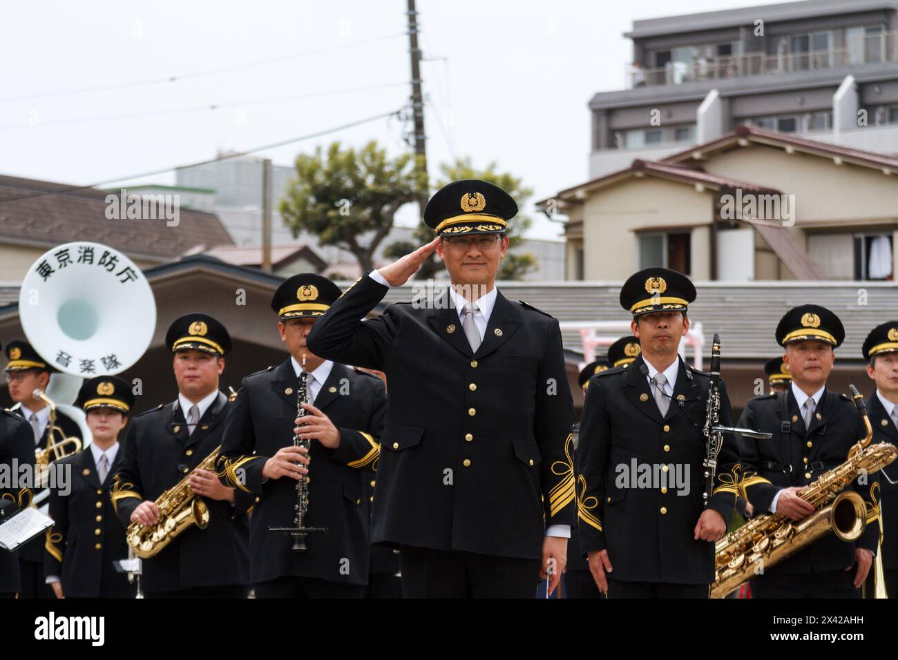 Tokyo, Giappone. 29 aprile 2024. La banda dei vigili del fuoco di Tokyo si esibisce in uno spettacolo musicale e di danza durante il memoriale matsuri di Edo Fireman, il tempio Yutenjoi, Meguro. I Vigili del fuoco di Tokyo e i membri del gruppo Edo Fireman's Cultural Preservation mettono in mostra le loro opere per onorare i vigili del fuoco morti nei periodi Edo e Showa. (Foto di Damon Coulter/SOPA Images/Sipa USA) credito: SIPA USA/Alamy Live News Foto Stock