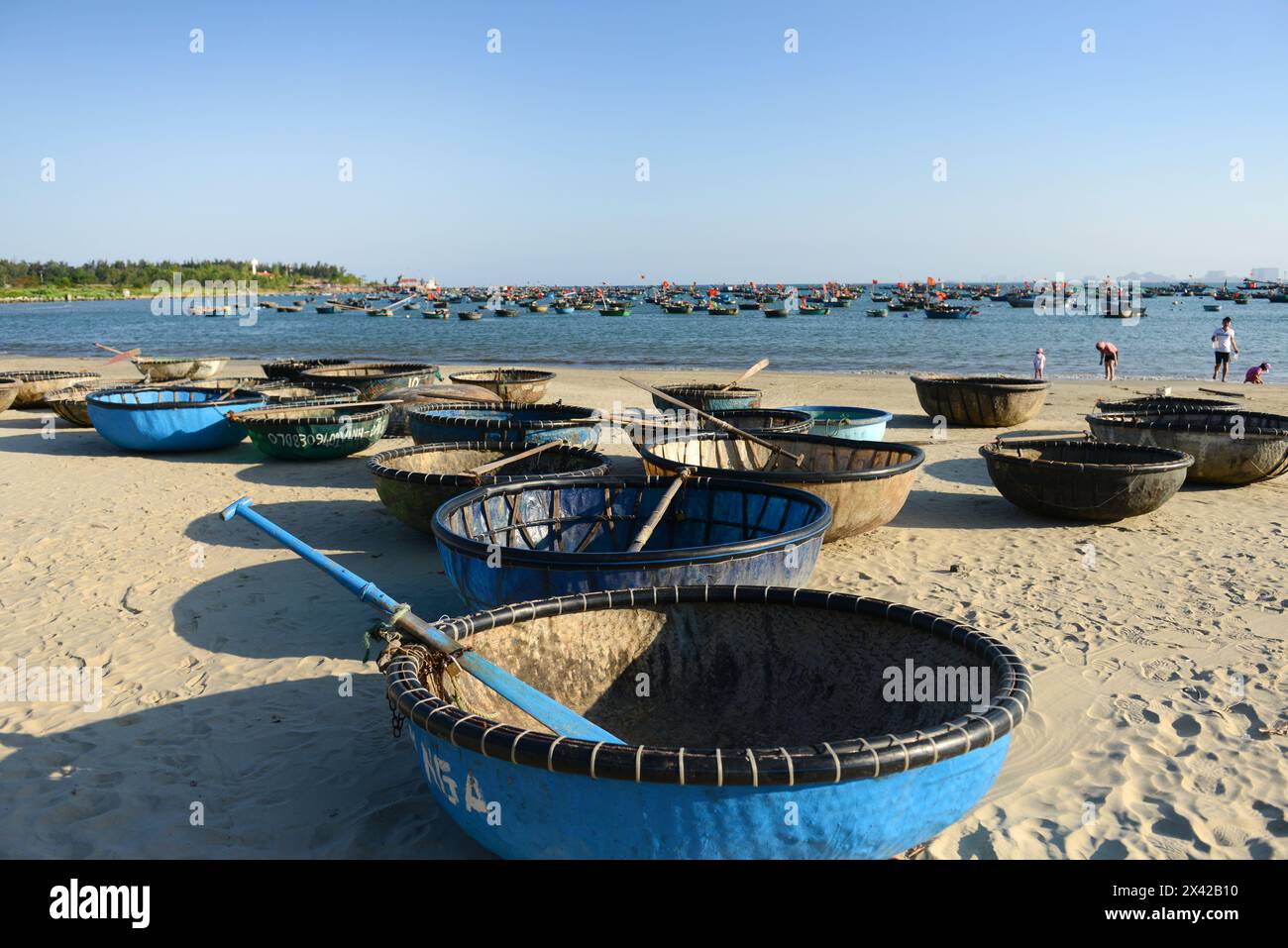 Barche da pesca presso la spiaggia di Man Thai a da Nang, Vietnam. Foto Stock