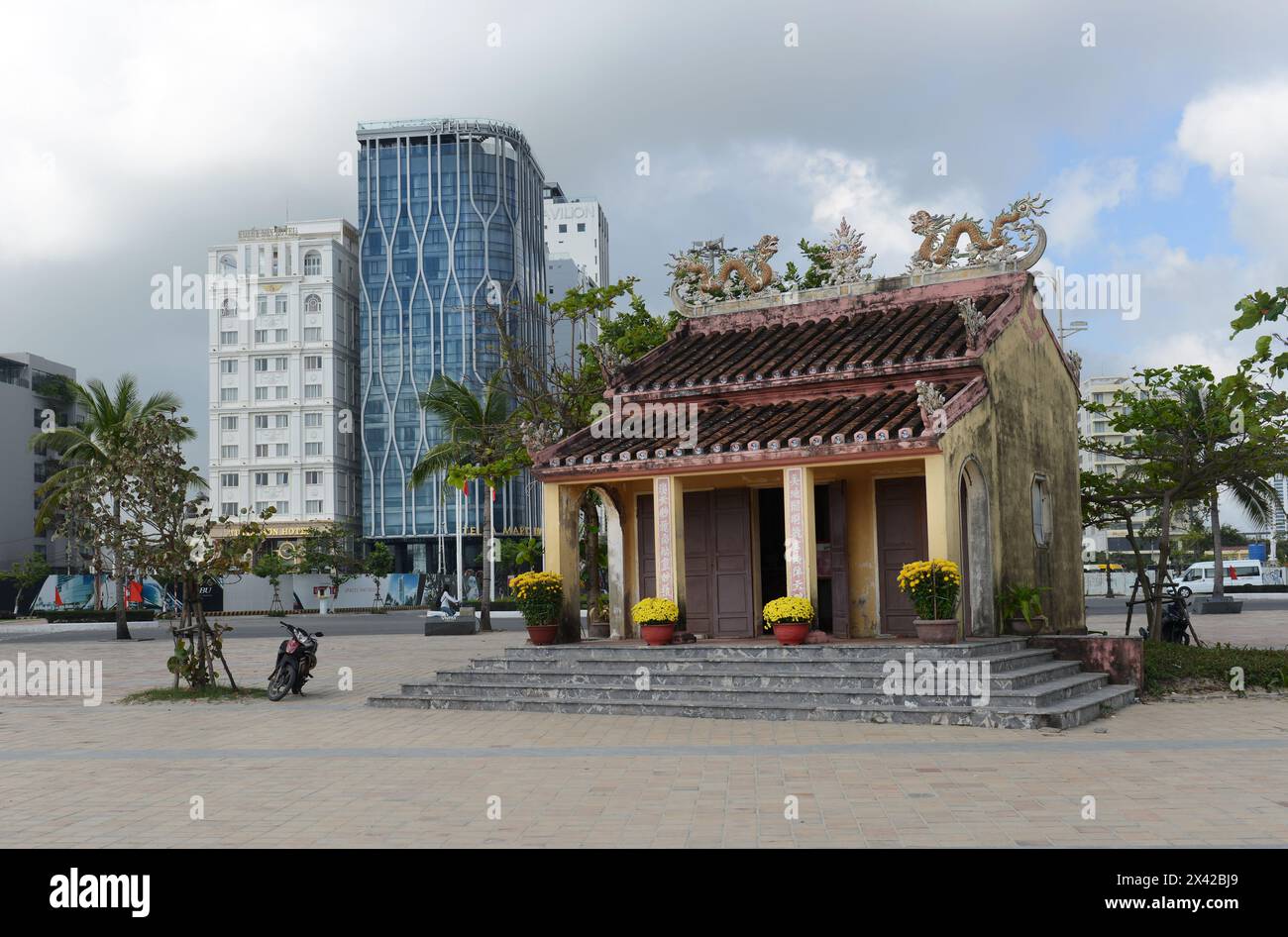 Il Miếu Lăng Ông sul lungomare di da Nang, Vietnam. Foto Stock