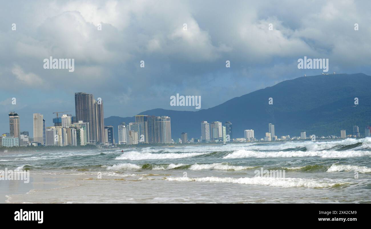 La bella lunga spiaggia di sabbia bianca lungo il mutevole skyline del lungomare a da Nang, Vietnam. Foto Stock