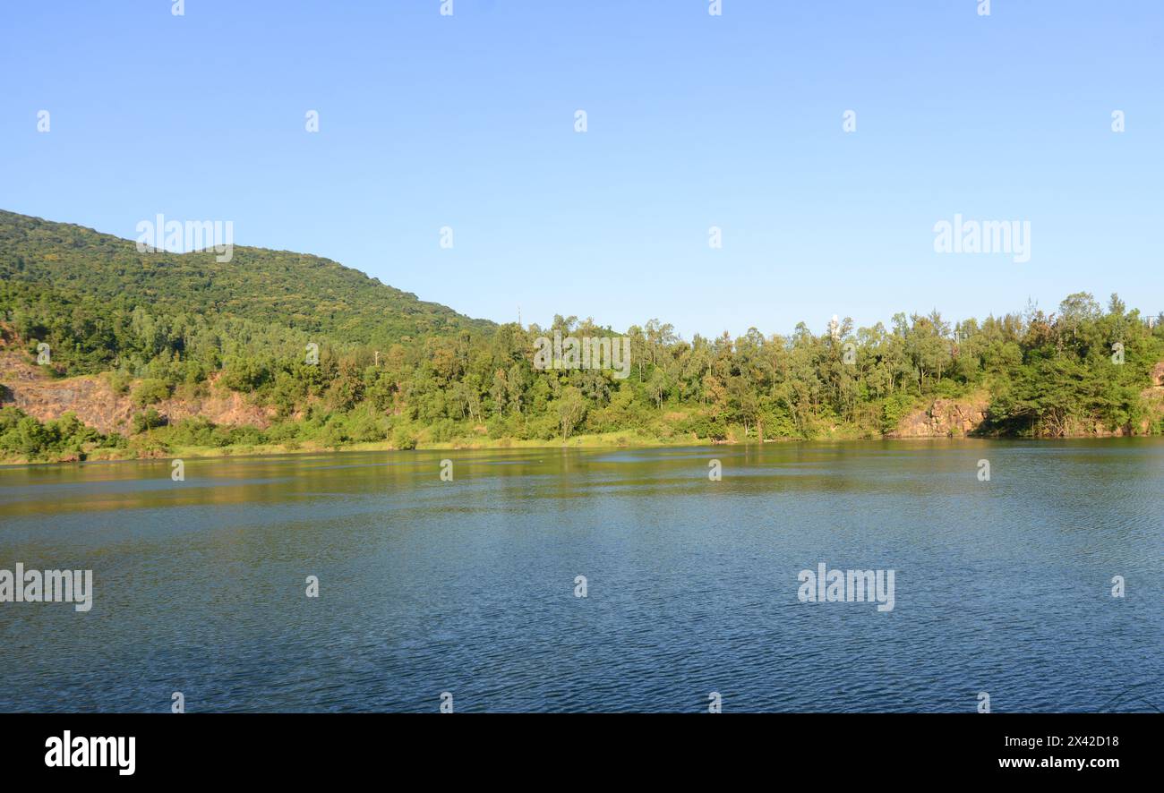 Il lago verde nella penisola di Son tra vicino a da Nang, Vietnam. Foto Stock