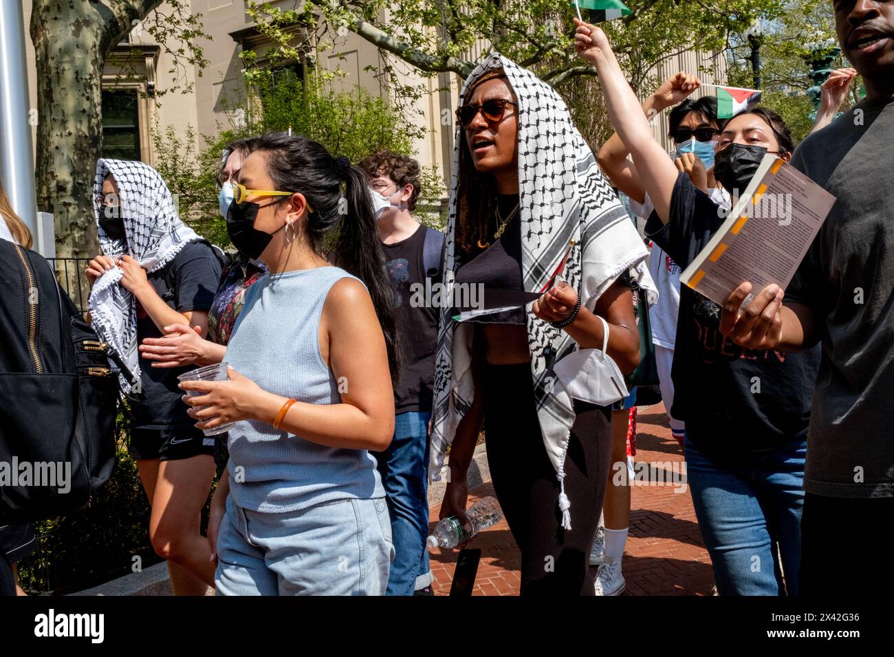 New York, Stati Uniti. 29 aprile 2024. I manifestanti che indossano keffiyeh marciano nel campus della Columbia. Gli studenti Pro Palestine che vivono nell'"accampamento di solidarietà di Gaza" presso la Columbia University sono stati dati fino alle 14:00 di oggi per sgombrare o rischiare di essere sospesi. Come dimostrazione di sostegno centinaia di studenti della Columbia hanno marciato in tutto il campus chiedendo all'Università di tagliare i legami finanziari con Israele e di "Palestina libera". (Foto di Syndi Pilar/SOPA Images/Sipa USA) credito: SIPA USA/Alamy Live News Foto Stock