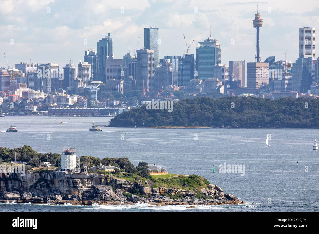 Centro di Sydney e skyline. Con la torre westfield di Sydney e i grattacieli della città, il porto di Sydney e South dirigersi verso il faro di Hornby in riparazione Foto Stock