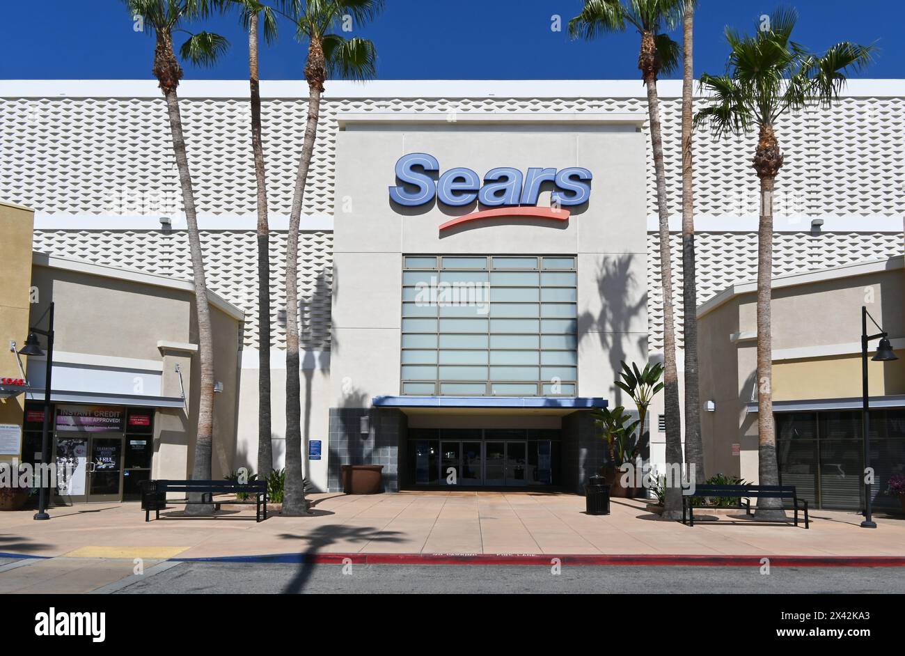 WHITTIER, CALIFORNIA - 28 APR 2024: Ingresso principale al grande magazzino Sears nel Whitwood Town Center. Foto Stock