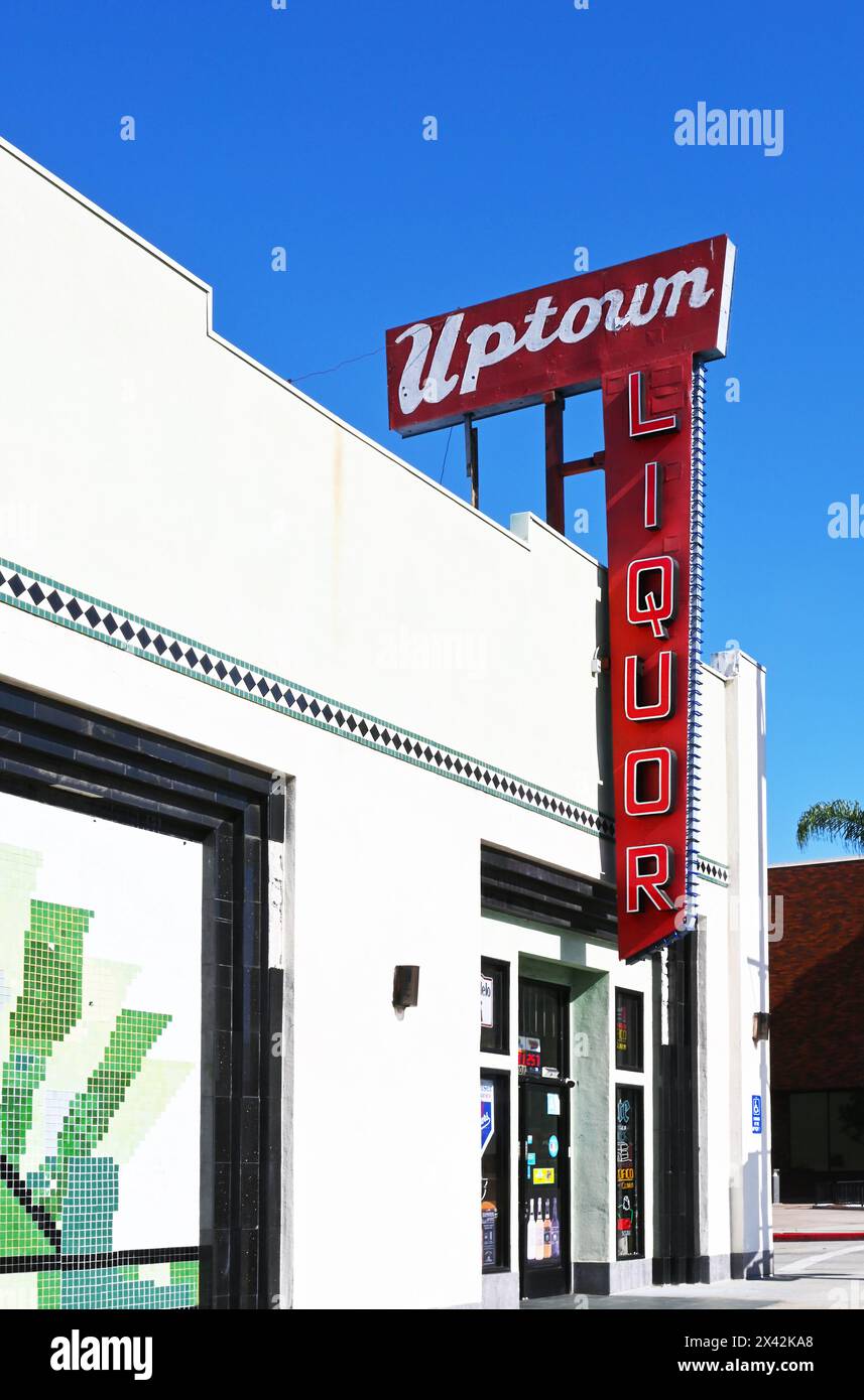 WHITTIER, CALIFORNIA - 28 aprile 2024: Negozio di liquori Uptown su Greenleaf Avenue. Foto Stock