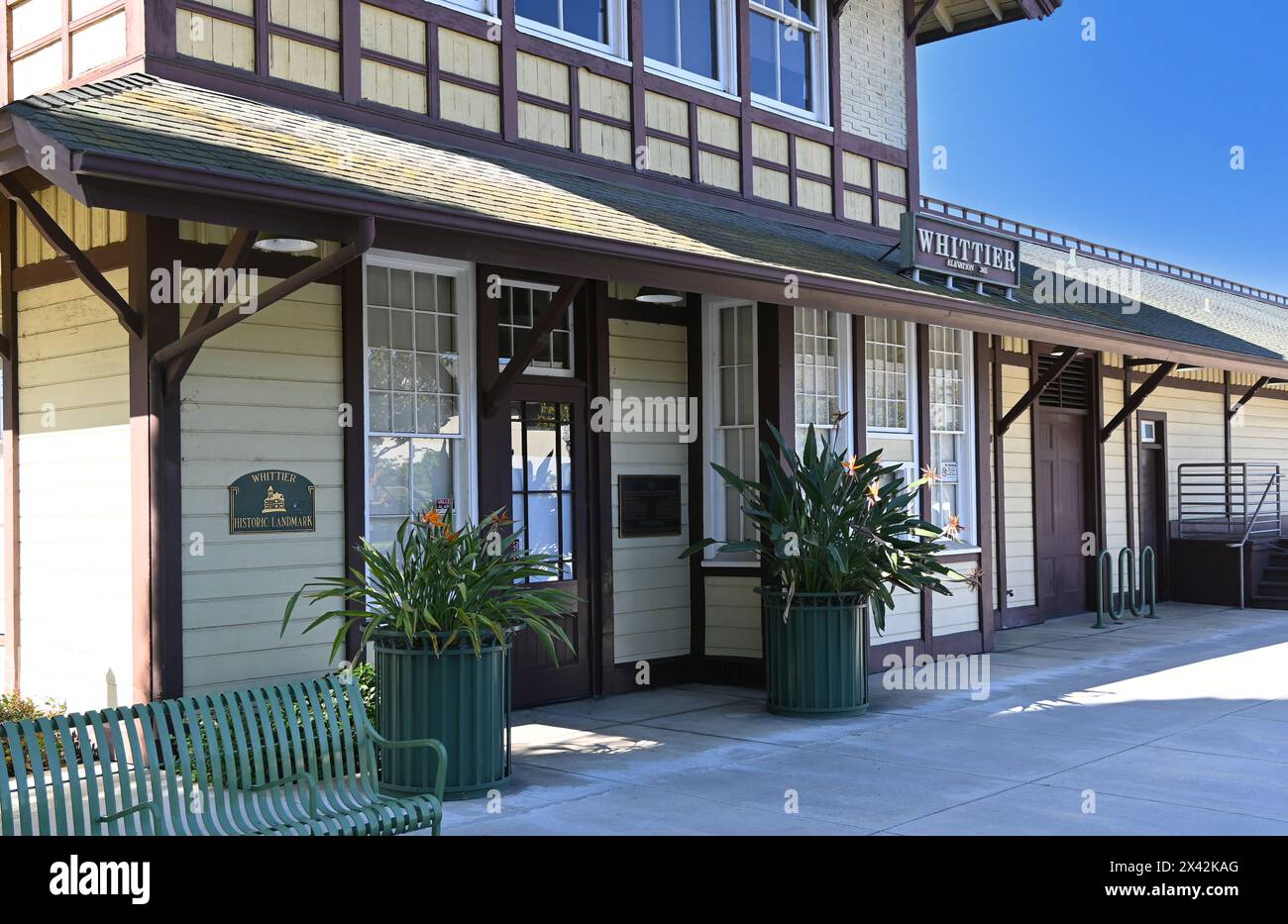 WHITTIER, CALIFORNIA - 28 APR 2024: Il Whittier Transportation Center, è un deposito ferroviario costruito nel 1892 che è stato conservato per ospitare un mus ferroviario Foto Stock