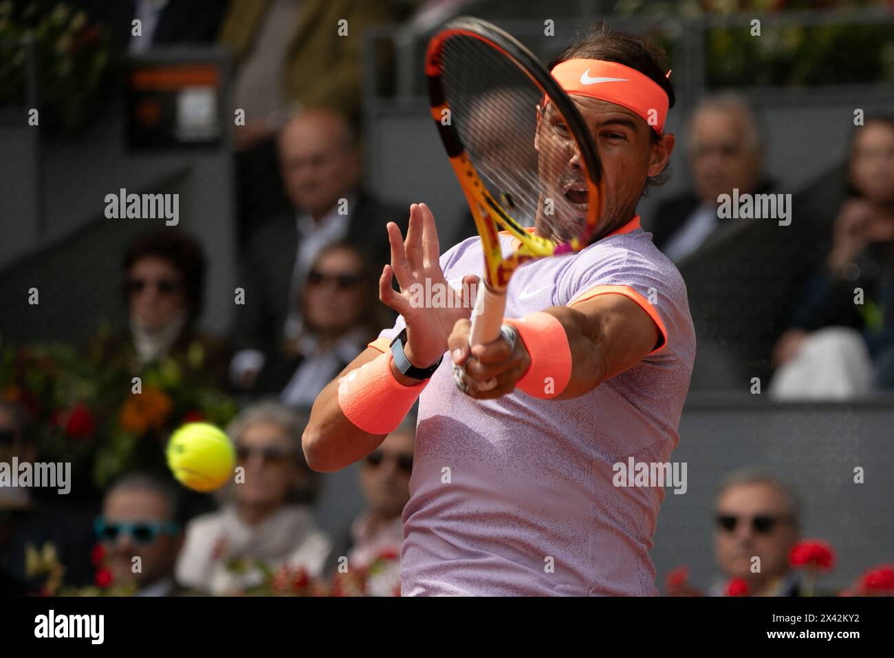 Madrid, Spagna. 29 aprile 2024. Il tennista spagnolo Rafael Nadal gioca contro il tennista argentino Pedro Cachín (non nella foto) durante una partita di tennis alla Caja Magica di Madrid. Il tennista spagnolo Rafael Nadal si è qualificato per il turno di 16 dei Masters ATP 1000 a Madrid dopo aver battuto il tennista argentino Pedro Cachín in 3 set (6-1, 6-7(5) e 6-3, in 3h 04m), affronterà il ceco Irí Lehecka nel prossimo round di martedì. Credito: SOPA Images Limited/Alamy Live News Foto Stock