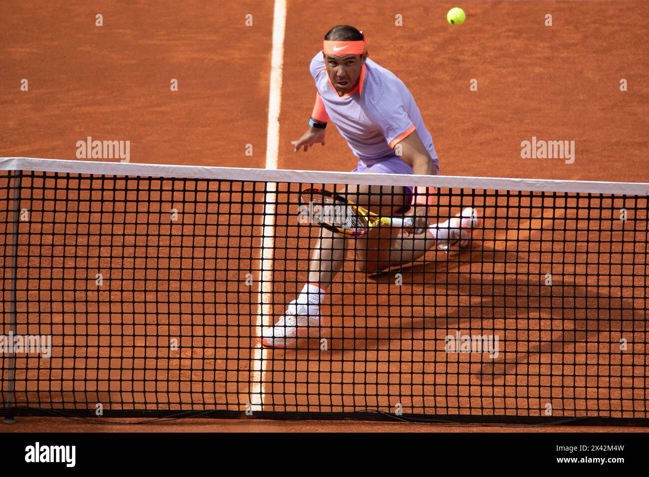 Madrid, Spagna. 29 aprile 2024. Il tennista spagnolo Rafael Nadal gioca contro il tennista argentino Pedro Cachín (non nella foto) durante una partita di tennis alla Caja Magica di Madrid. Il tennista spagnolo Rafael Nadal si è qualificato per il turno di 16 dei Masters ATP 1000 a Madrid dopo aver battuto il tennista argentino Pedro Cachín in 3 set (6-1, 6-7(5) e 6-3, in 3h 04m), affronterà il ceco Irí Lehecka nel prossimo round di martedì. (Foto di David Canales/SOPA Images/Sipa USA) credito: SIPA USA/Alamy Live News Foto Stock