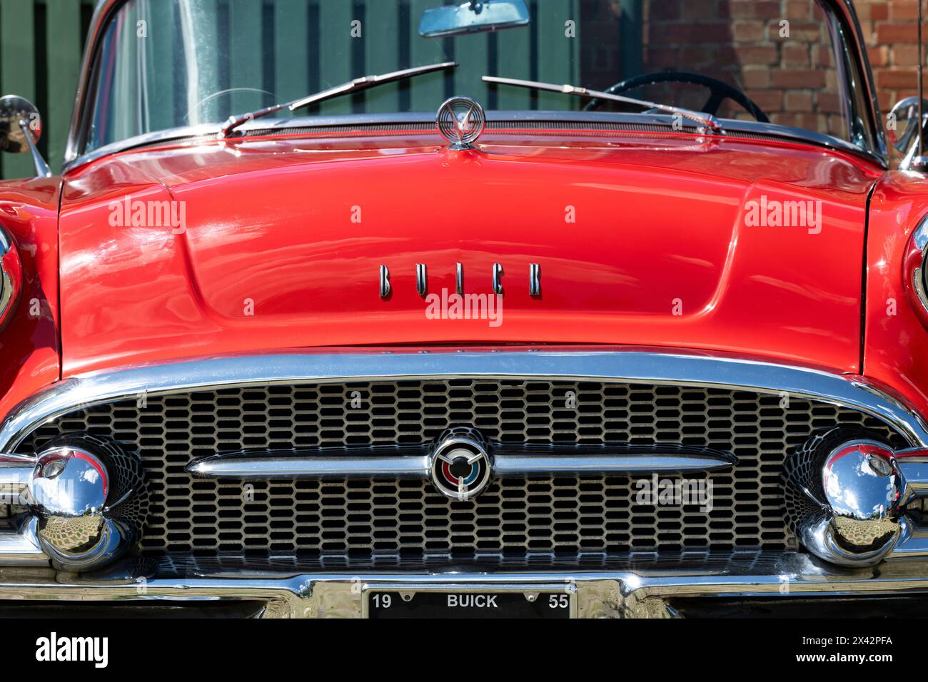 1955 Buick Car presso il centro storico di Bicester, evento domenicale di Scramble. Bicester, Oxfordshire, Inghilterra Foto Stock