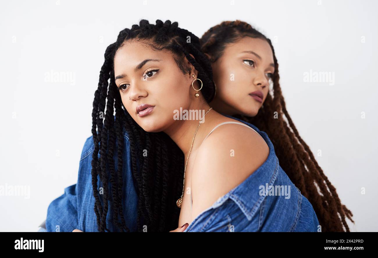 Sorelle, jeans e moda in studio, abiti e stile su sfondo bianco. Donne, amici e cura del rapporto sullo sfondo, casual Foto Stock