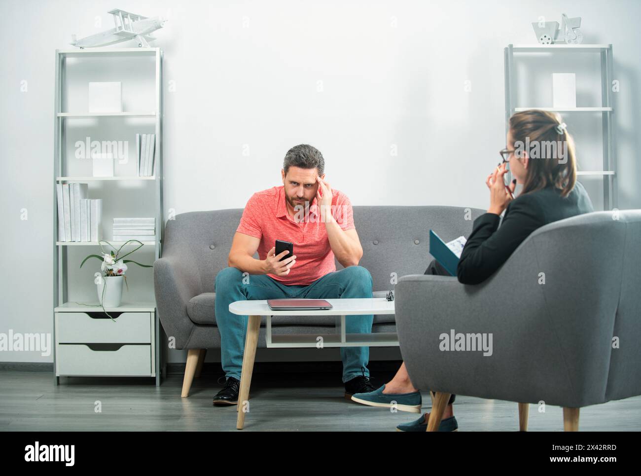 L'uomo che parla allo psicologo dei problemi di dipendenza da abuso. Crisi dell'uomo di mezza età. Foto Stock