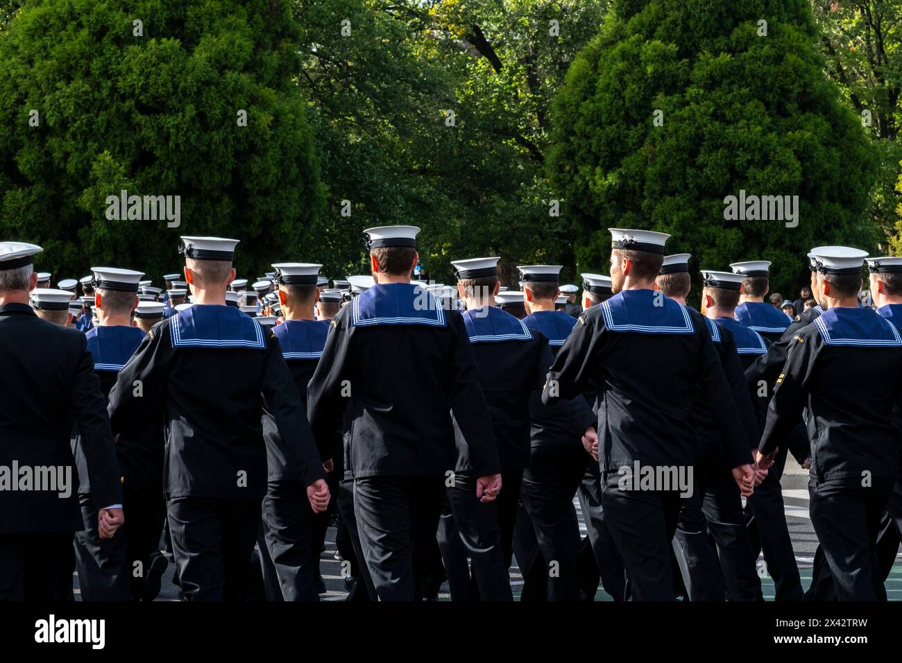 Marinai che marciano durante la parata ANZAC Day a Melbourne, Victoria, Australia Foto Stock