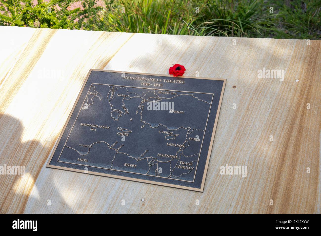 L'Australia's Memorial Walk al North Head Sanctuary Manly Sydney onora coloro che hanno servito e sostenuto la difesa dell'Australia, papavero sulla mappa della seconda guerra mondiale Foto Stock