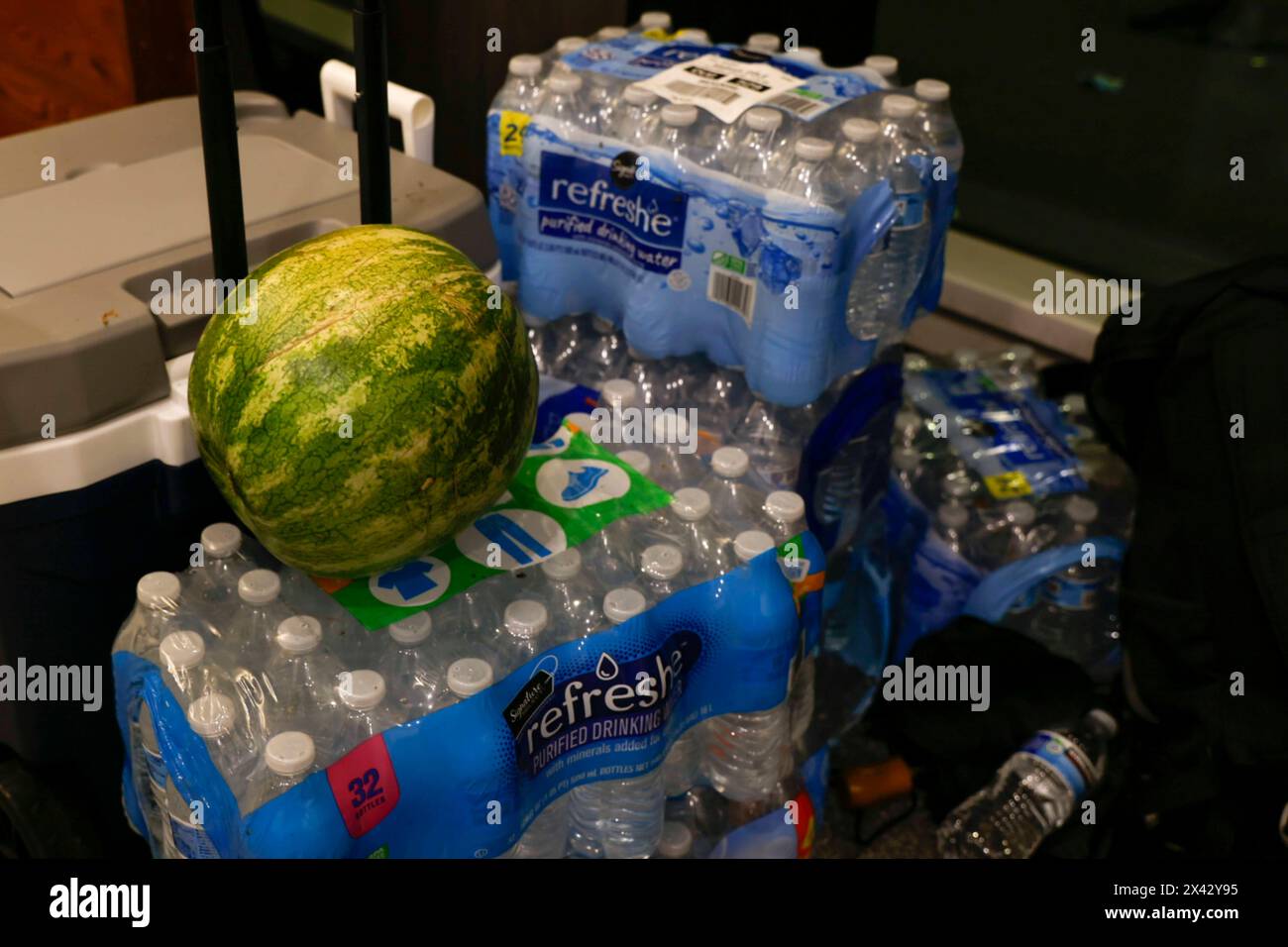 Un anguria, uno dei simboli di Gaza, si trova in cima a una pila di bottiglie d'acqua. Circa 100-200 dimostranti hanno preso il controllo e bloccato la biblioteca della Portland State University il 29 aprile 2024, chiedendo che l'Università cedesse dagli impegni finanziari con Israele e con Boeing, che dona denaro e tirocini all'Università. (Foto di John Rudoff/Sipa USA) credito: SIPA USA/Alamy Live News Foto Stock