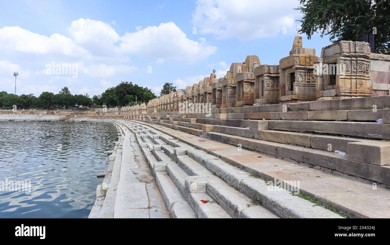 Splendida architettura degli antichi templi indù, 365 Templea intorno al Lago Munsar, monumenti dell'XI secolo costruiti intorno. Viramgam, Gujarat, India. Foto Stock